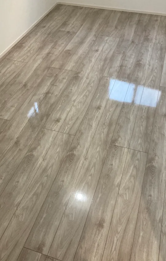 UVフロアコーティング施工後のフローリング写真。高い光沢と反射で、部屋全体が明るく清潔感のある印象に。