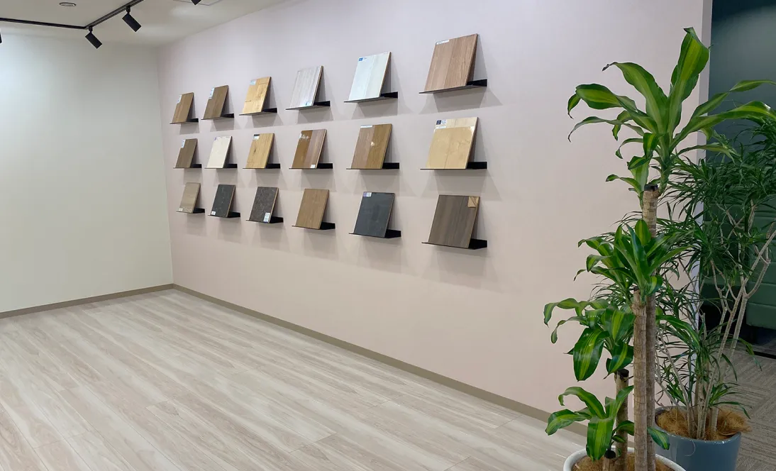 京都ショールームのフロアコーティング床材展示棚