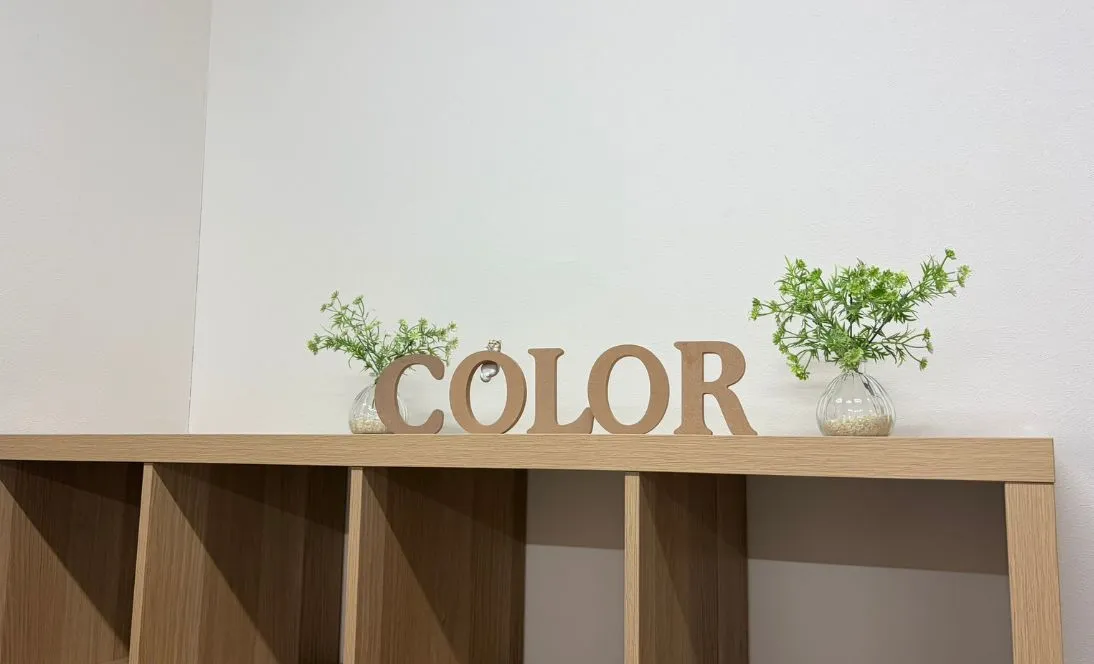 大阪ショールームのCOLORロゴ