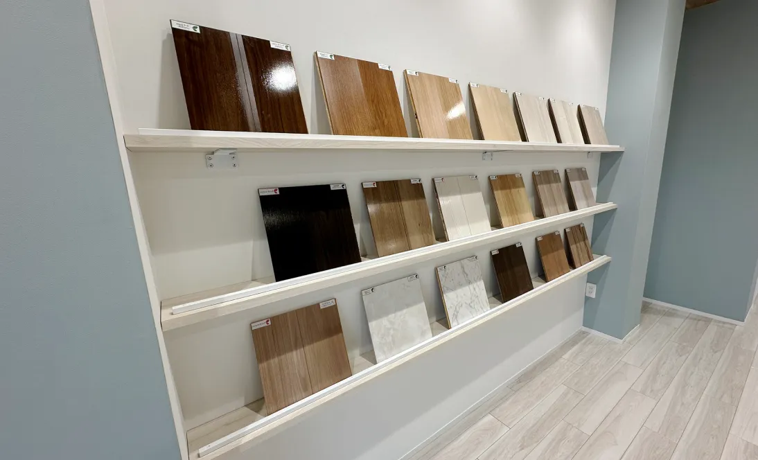 埼玉ショールームの床材展示棚（アップ）