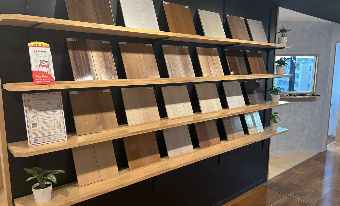 横浜ショールームのフロアコーティング床材展示棚